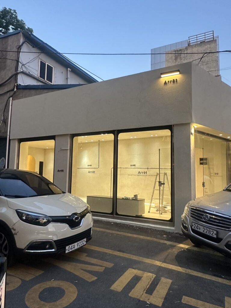 13평 옷집 인테리어, 철거부터 타일 시공까지 2주완성